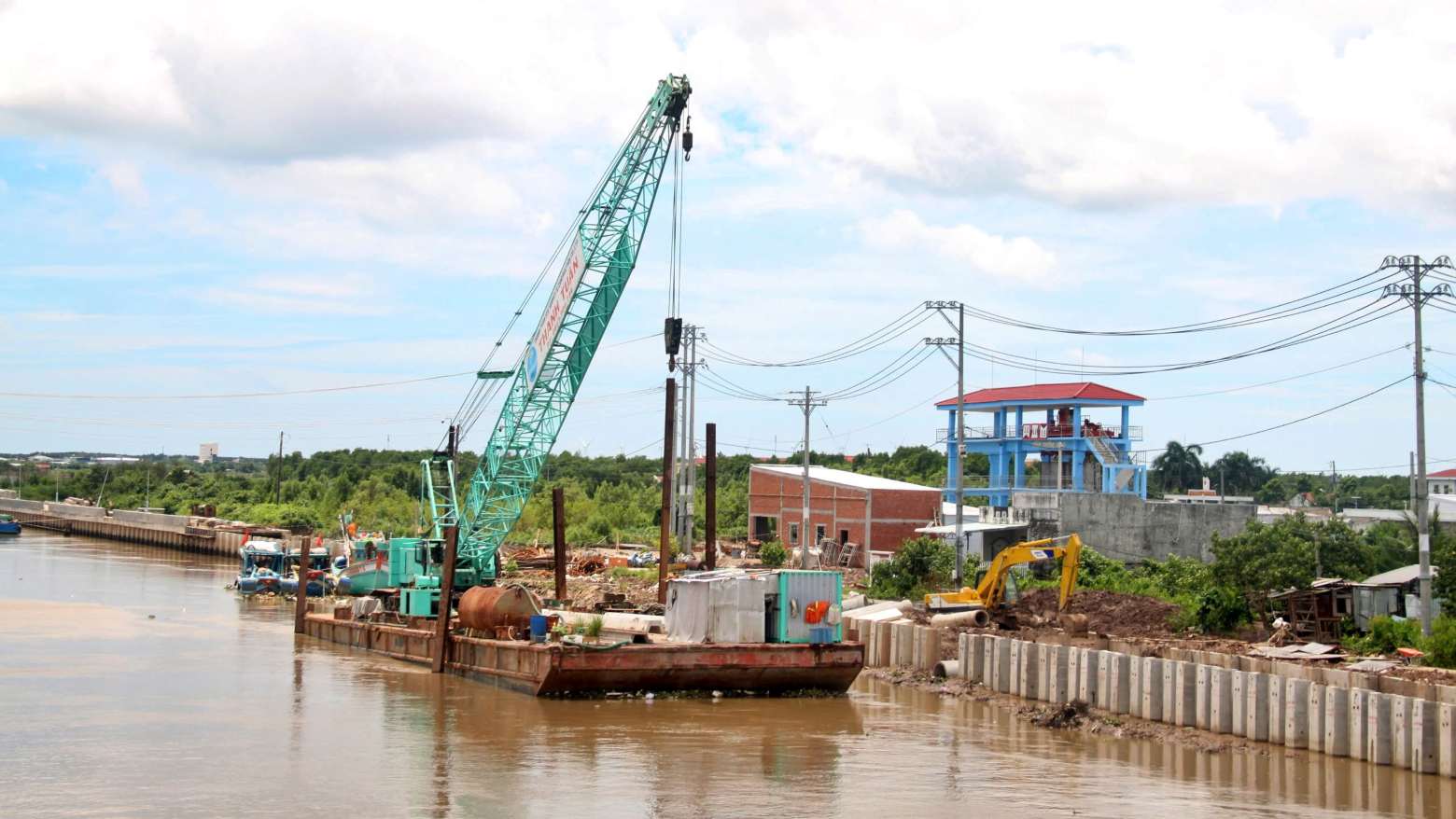 With the site, the embankment project on both sides of the Bac Lieu river, Ca Mau province is urgently under construction. Photo: Nhat Ho