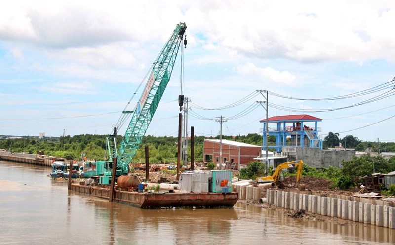 With the site, the embankment project on both sides of the Bac Lieu river, Ca Mau province is urgently under construction. Photo: Nhat Ho