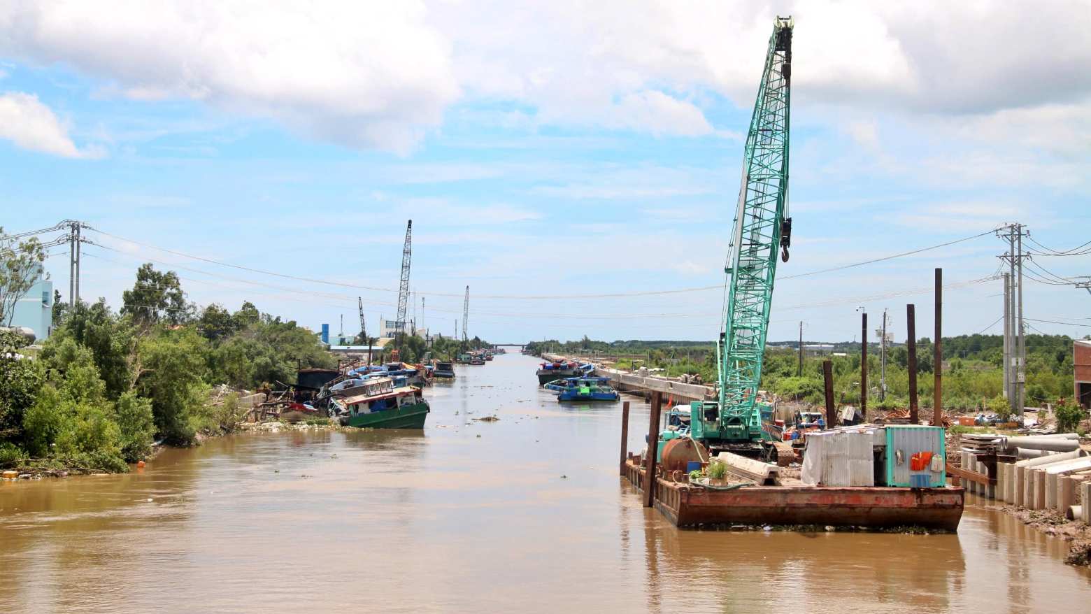 Tuyen ke hai ben bo song Bac Lieu, Ca Mau duoc khan truong thi cong khi co mat bang. Anh: Nhat Ho