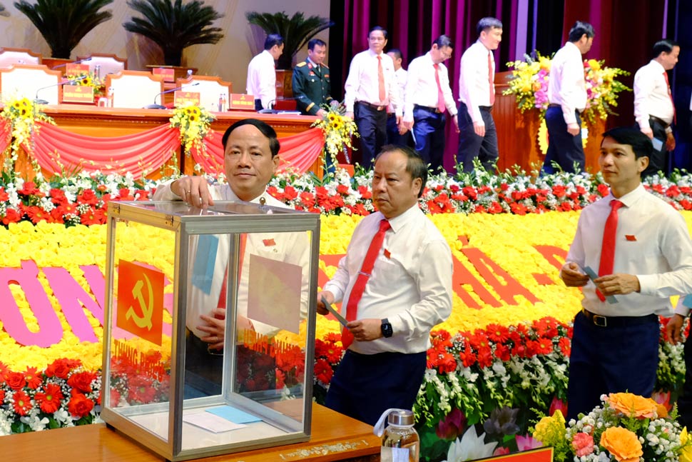 Lanh dao tinh Gia Lai quyen gop ung ho nguoi dan khac phuc thiet hai do bao Bualoi gay ra. Anh: BTC