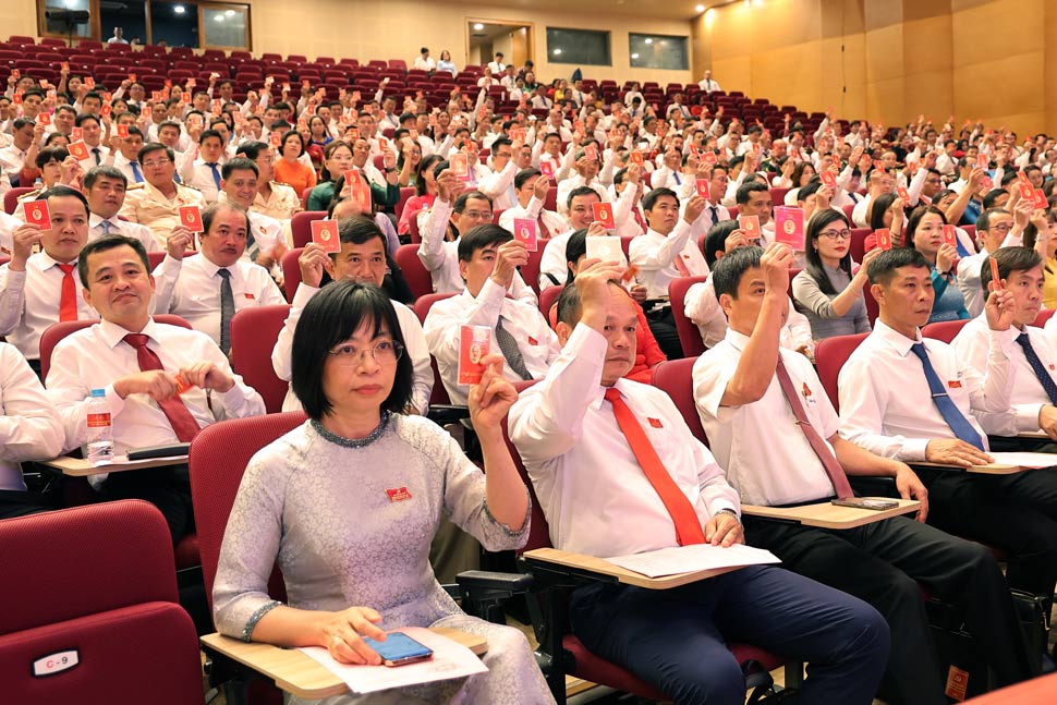 Cac dai bieu bieu quyet thong qua noi dung chuong trinh lam viec phien chinh thuc. Anh: BTC