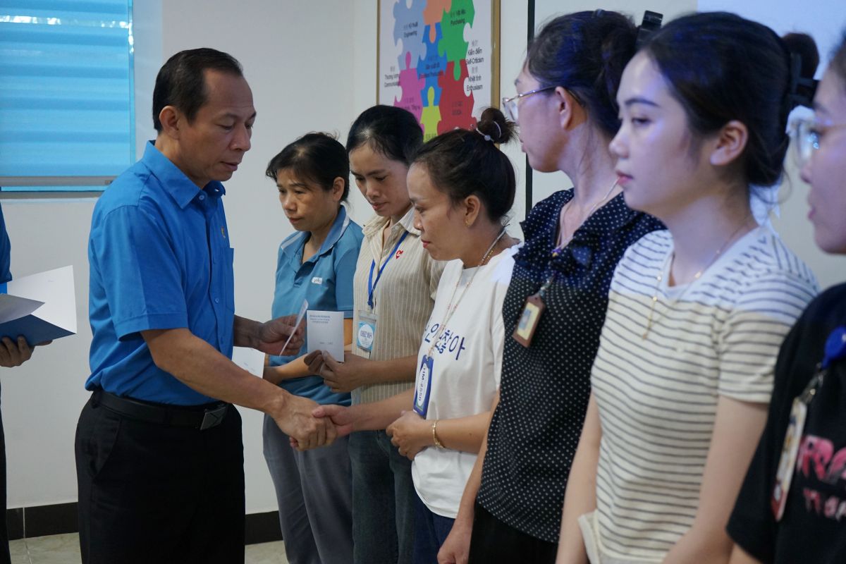 Ong Vo Manh Son - Chu tich LDLD tinh Thanh Hoa trao qua ho tro cho cong nhan bi thiet hai sau bao so 10 tai 