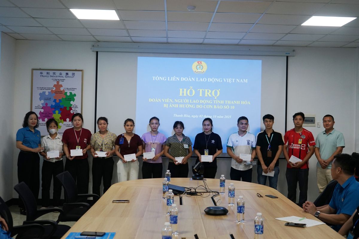 Dai dien lanh dao LDLD tinh Thanh Hoa trao qua ho tro den cac doan vien bi thiet hai sau bao so 10 tai . Anh: Quach Du