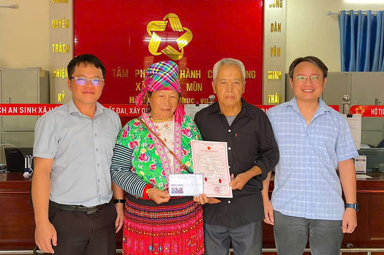 Lideres de la comuna de Muong Mun provincia de Dien Bien entregan certificados de matrimonio al matrimonio de la Sra. Pao. Foto: Comuna de Muong Mun