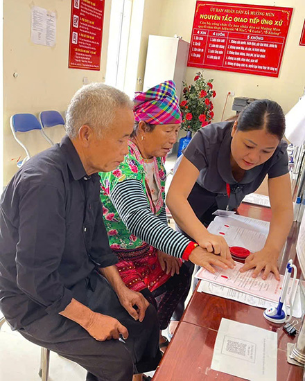 Cu ong Thao A Pao (73 tuoi) va cu ba Ly Thi Say (81 tuoi) dang ky ket hon tai Trung tam Phuc vu hanh chinh cong xa Muong Mun. Anh: Xa Muong Mun