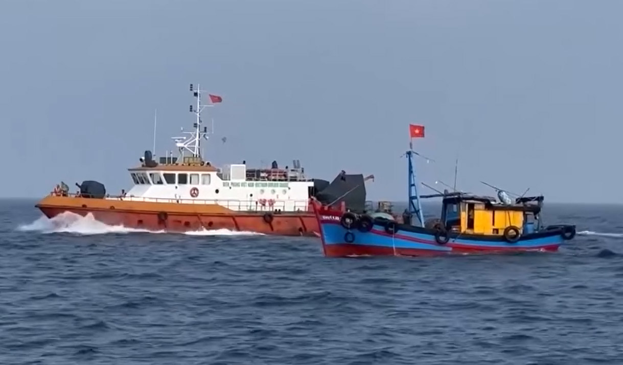 Quang Ngai Border Guard forces regularly patrol and control to prevent fishing vessels from encroaching on foreign waters. Photo: Van Tanh.