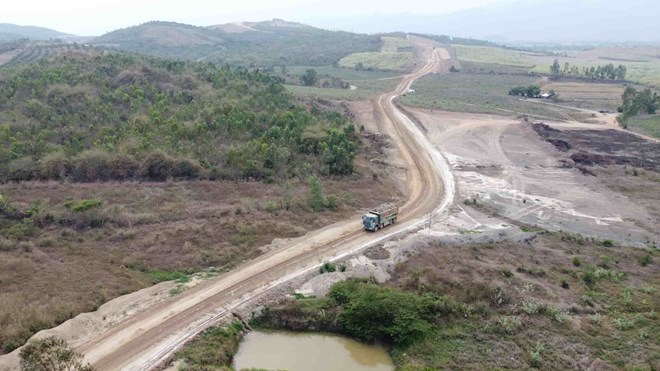 Les dirigeants de la province de Khanh Hoa exigent que la mise en œuvre par les autorites a deux niveaux n'affecte pas l'avancement du projet cle. Photo : Huu Long