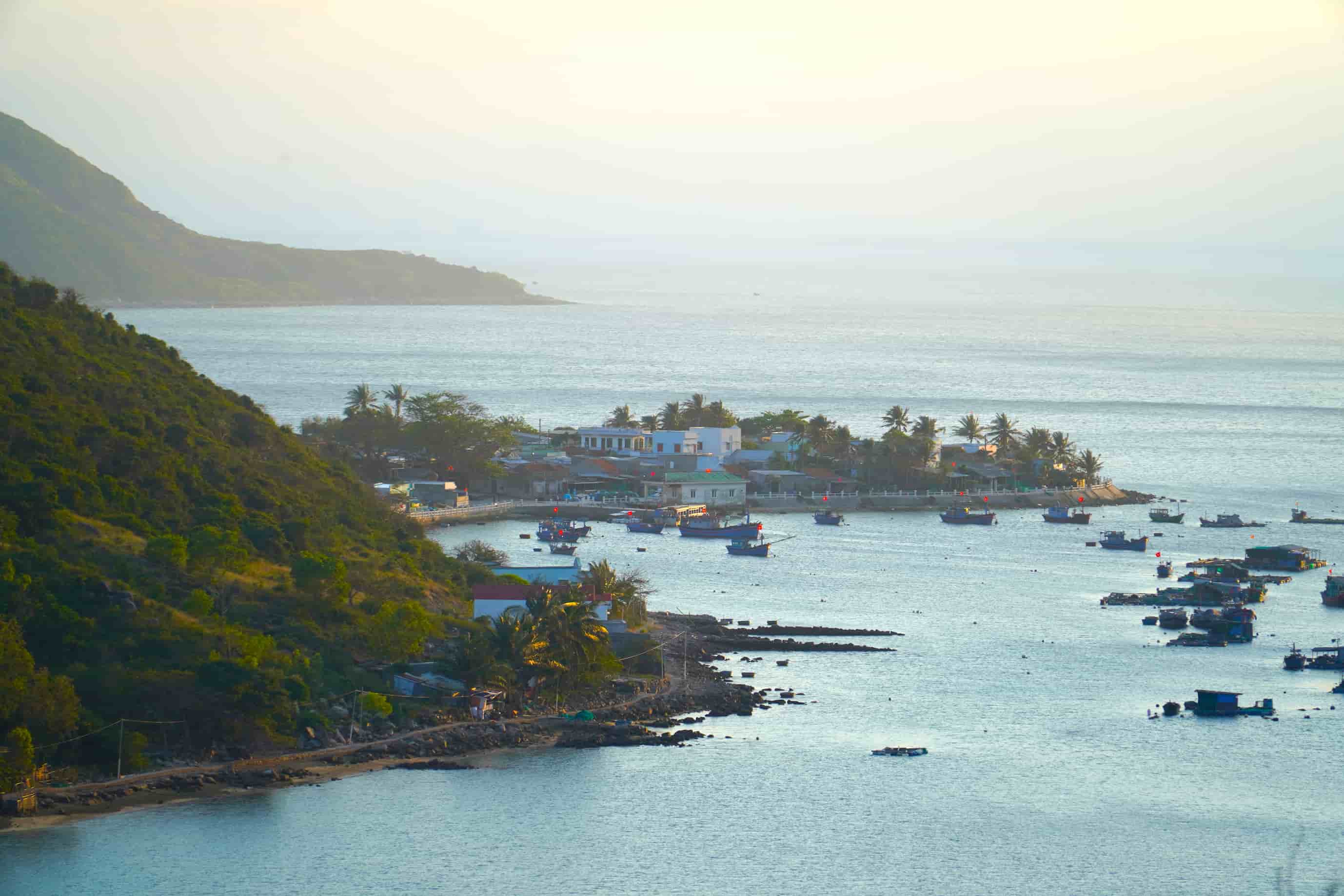 La delegation intersectorielle du quartier de Nha Trang vient de mener une enquete sur la realite du projet de developpement du tourisme communautaire vert a Bich Dam. Photo : Huu Long