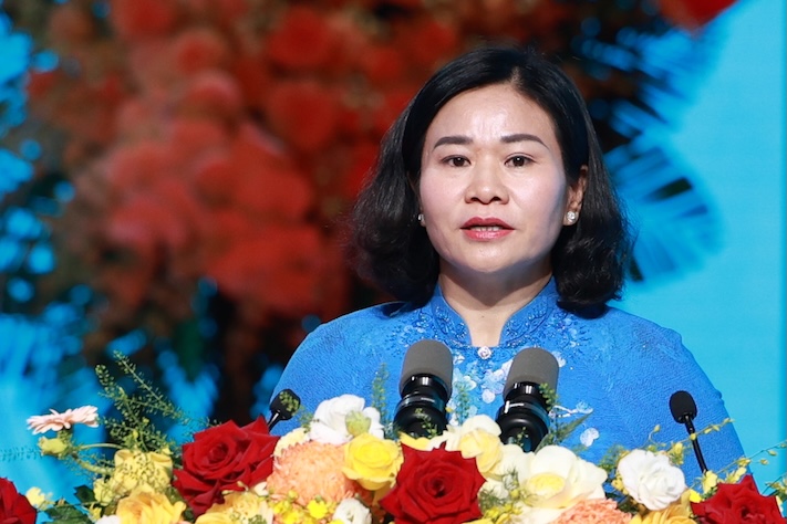 Nguyen Thi Tuyen氏 - 党中央委員会のメンバー、祖国正面委員会の常任委員会のメンバー、中央大衆組織、ベトナム祖国戦線の中央委員会の副議長、ベトナム女性組合の議長が祝賀会で話しました。写真：Hai nguyen