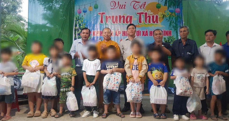 300 niños de la comuna de Hoa Binh participan en divertidos juegos folcloricos en la noche de Trung Thu. Foto: Hoang Loc