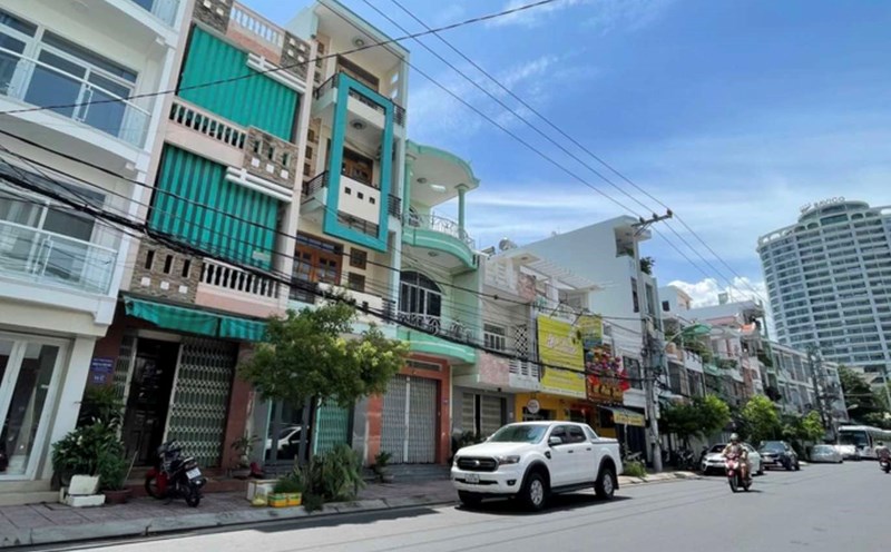 Khanh Hoa Chairman Nguyen Khac Toan requested clarification of the legal basis for the land acquisition and expansion of the provincial headquarters. Photo: Quang Duc