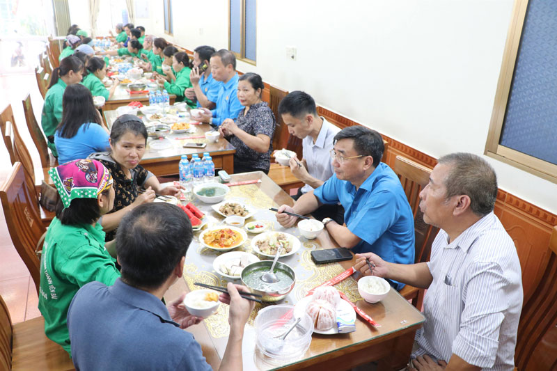 Ban Cong doan cac khu cong nghiep tinh Lao Cai da to chuc “Bua com Cong doan” voi 300 suat com khong dong danh tang cho doan vien, nguoi lao dong. Anh: Manh Hung 