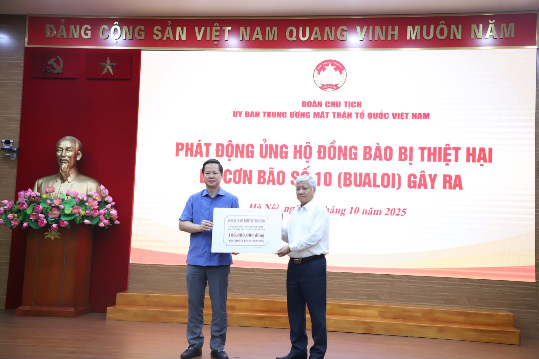 Ong Do Van Chien - Uy vien Bo Chinh tri, Bi thu Trung uong Dang, Bi thu Dang uy MTTQ, cac doan the Trung uong, Chu tich Uy ban Trung uong MTTQ Viet Nam tiep nhan ung ho tai buoi le. Anh: Bao Han 