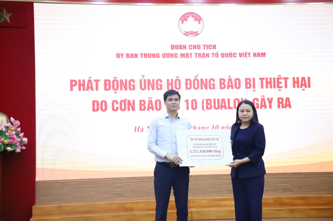 Ong Ngo Duy Hieu – Pho Bi thu Thuong truc Dang uy, Pho Chu tich Tong LDLDVN trao so tien 5.372.650.000 dong cua Tong LDLDVN ung ho dong bao thiet hai do con bao so 10 gay ra. Anh: Bao Han 