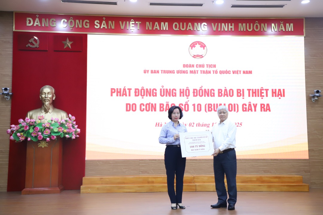 El Sr. Do Van Chien - Miembro del Buro Politico Secretario del Comite Central del Partido Secretario del Comite del Partido del Frente de la Patria de las Asociaciones Centrales Presidente del Comite Central del Frente de la Patria de Vietnam recibe apoyo en la ceremonia. Foto: Bao Han