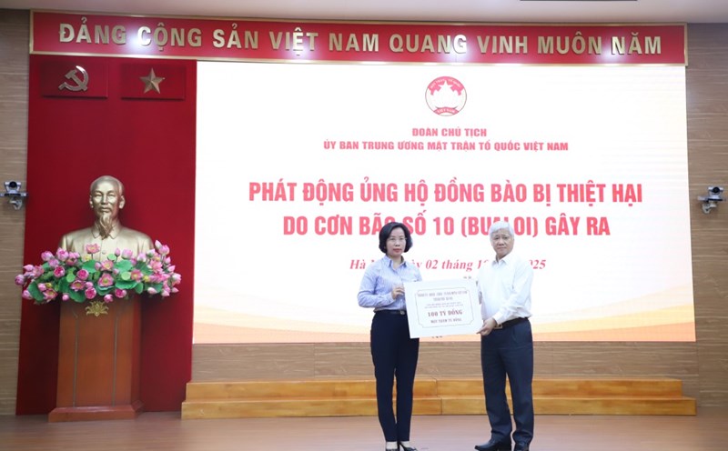 Mr. Do Van Chien - Politburo member, Secretary of the Party Central Committee, Secretary of the Party Committee of the Vietnam Fatherland Front, Central organizations, Chairman of the Central Committee of the Vietnam Fatherland Front received support at the ceremony. Photo: Bao Han