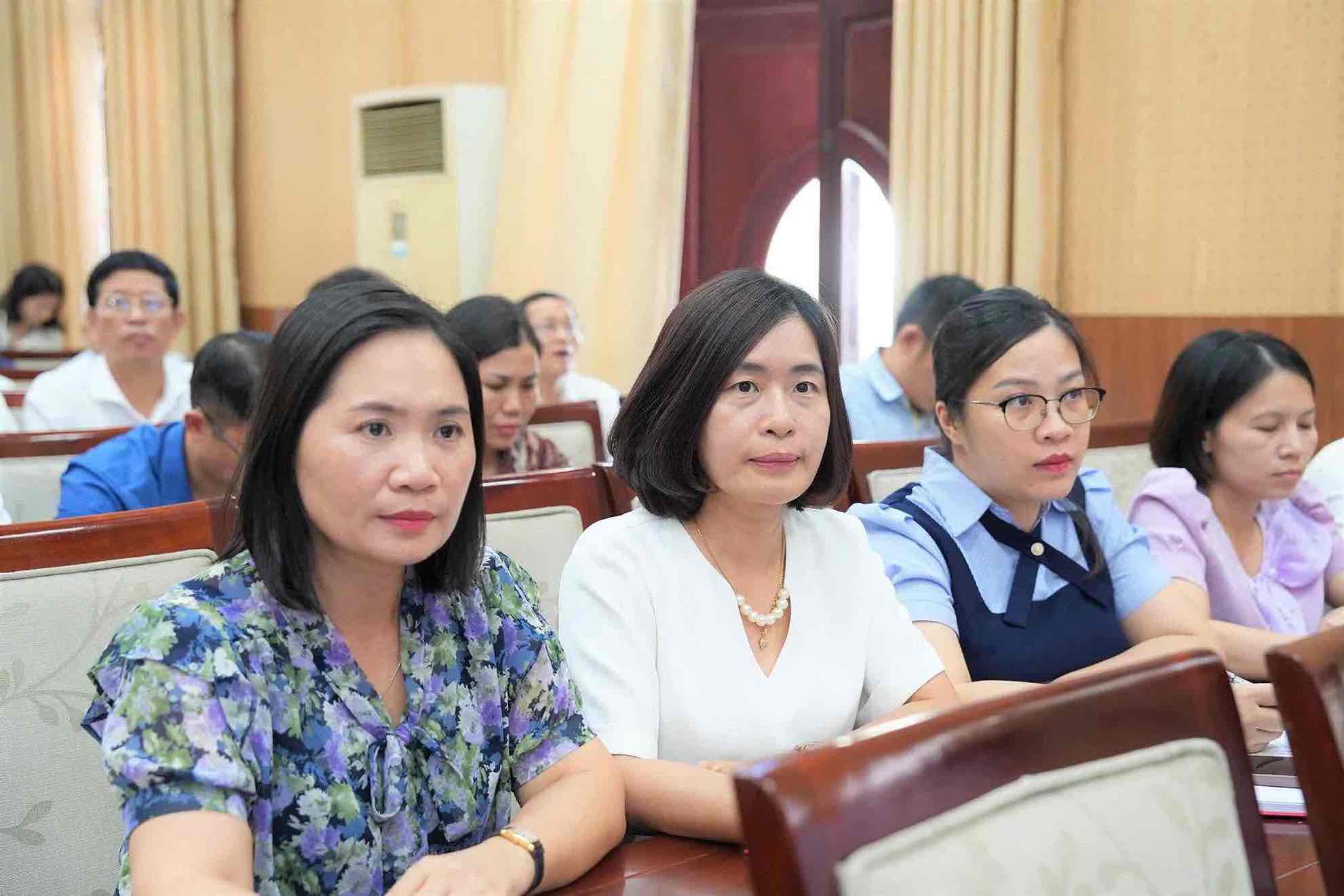 Lanh dao lang nghe, tiep thu y kien, kien nghi cua cu tri. Anh: Quoc Tung