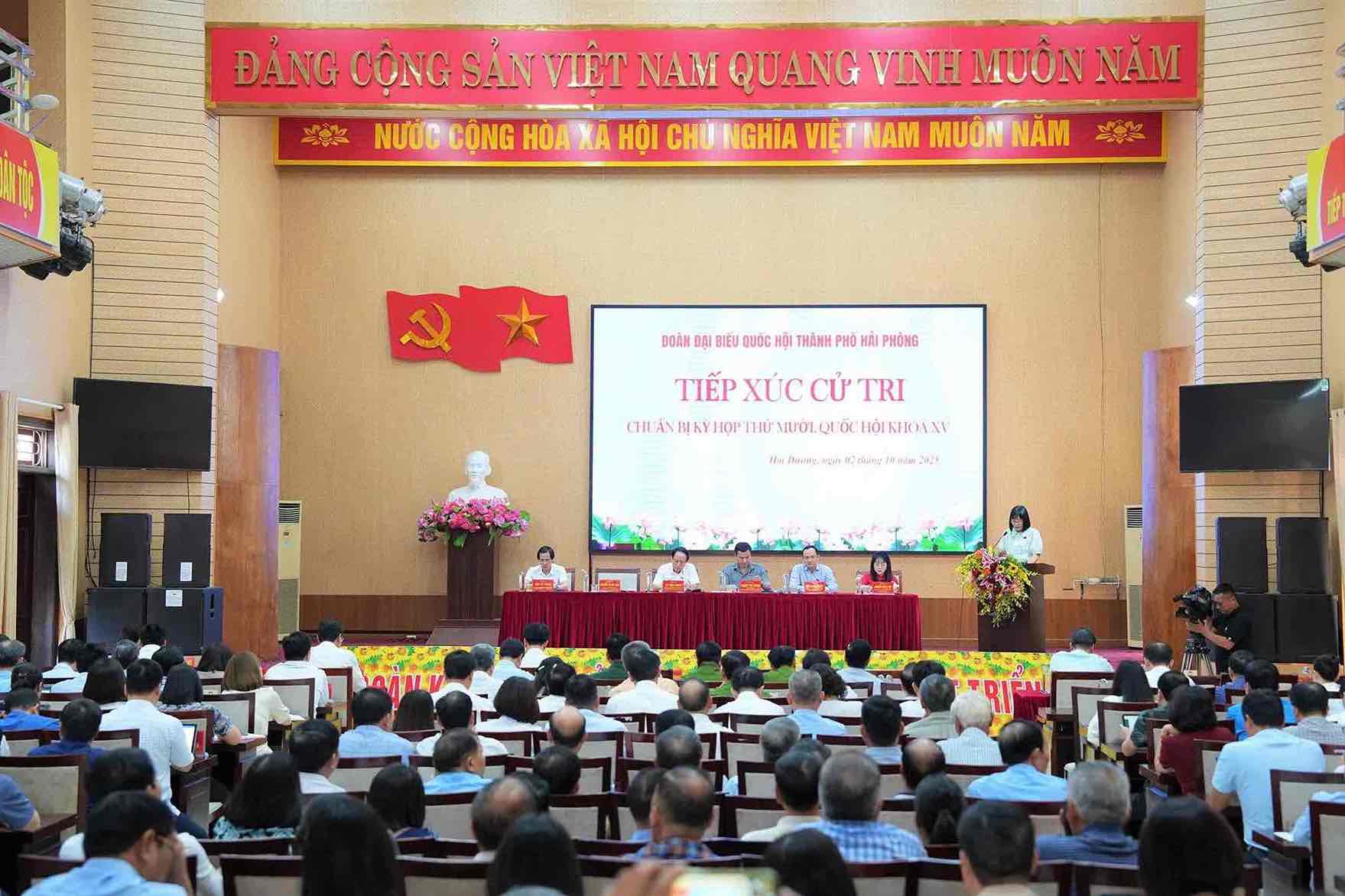 Vue d'ensemble de la conference de contact avec les electeurs en preparation de la 10e session de l'Assemblee nationale XVe legislature. Photo : Quoc Tung