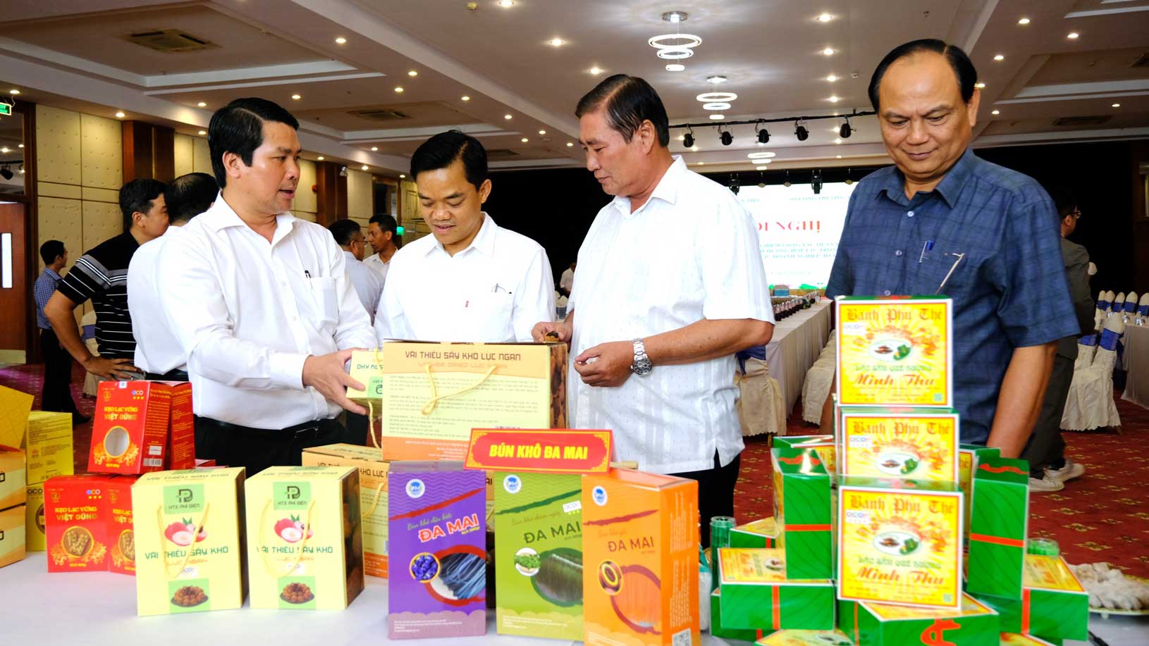 Lanh dao so Cong thuong TP Can Tho va tinh Bac Ninh tham quan cac gian hang trung bay san pham OCOP cua 2 dia phuong. Anh: My Ly