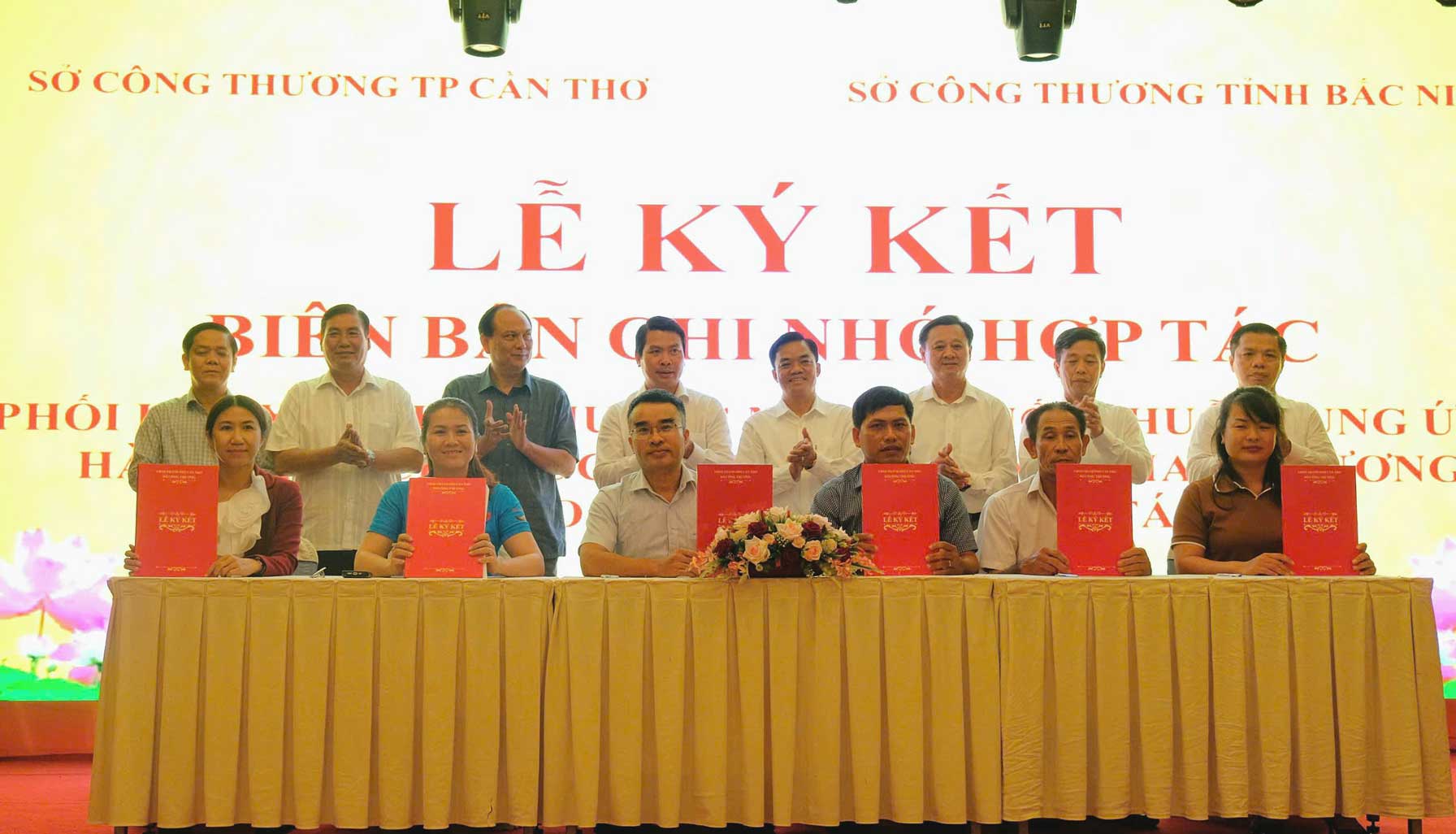 le ket Hop dong nguyen tac ket noi giao thuong giua mot so doanh nghiep, HTX tai 2 dia phuong. Anh: My Ly