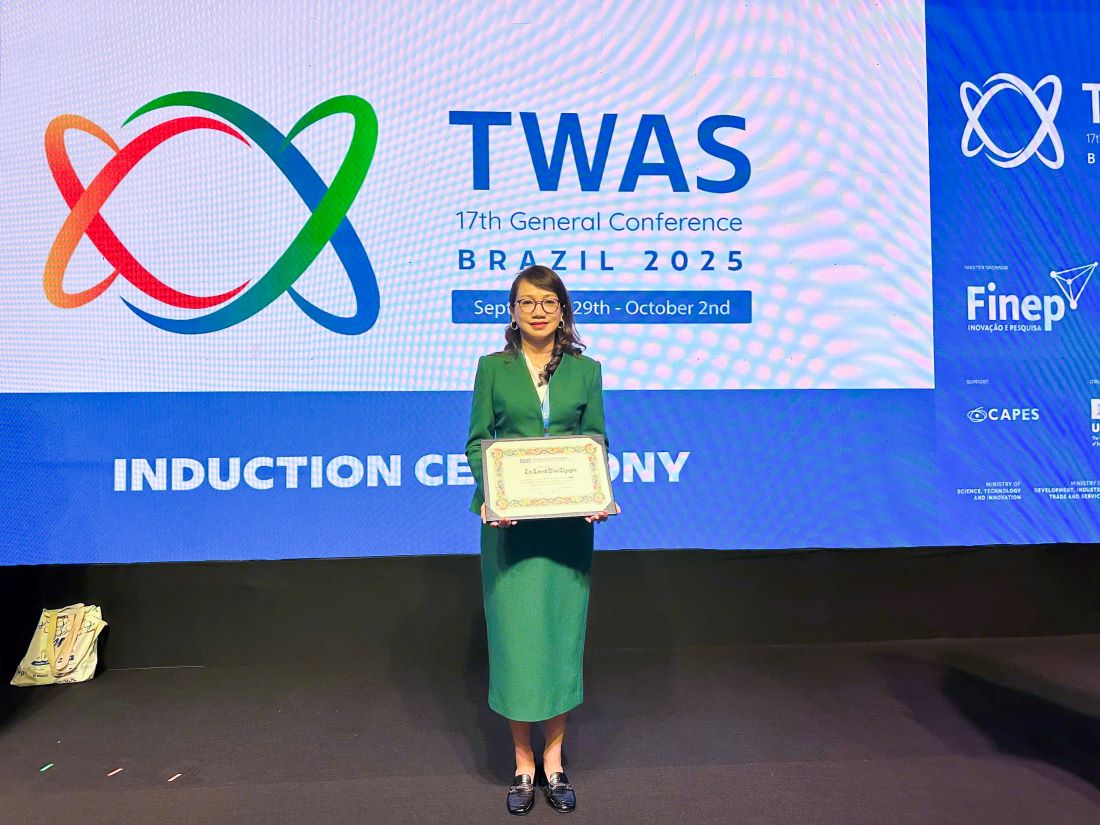 GS.TS Nguyen Thi Thanh Mai - Subdirectora de la Universidad Nacional de Ho Chi Minh recibe el Certificado de Doctorado TWAS en la Conferencia. Foto: Thien Thong