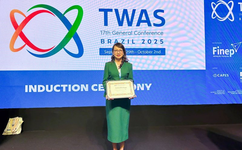 Prof. Dr. Nguyen Thi Thanh Mai - Deputy Director of VNU-HCM received the Certificate of recognition of TWAS Institute at the Conference. Photo: Thien Thong