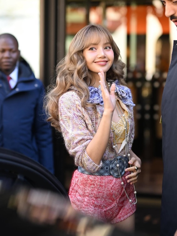 Lisa duoc khen mac dep hon nguoi mau cua hang. Anh: LLOUD