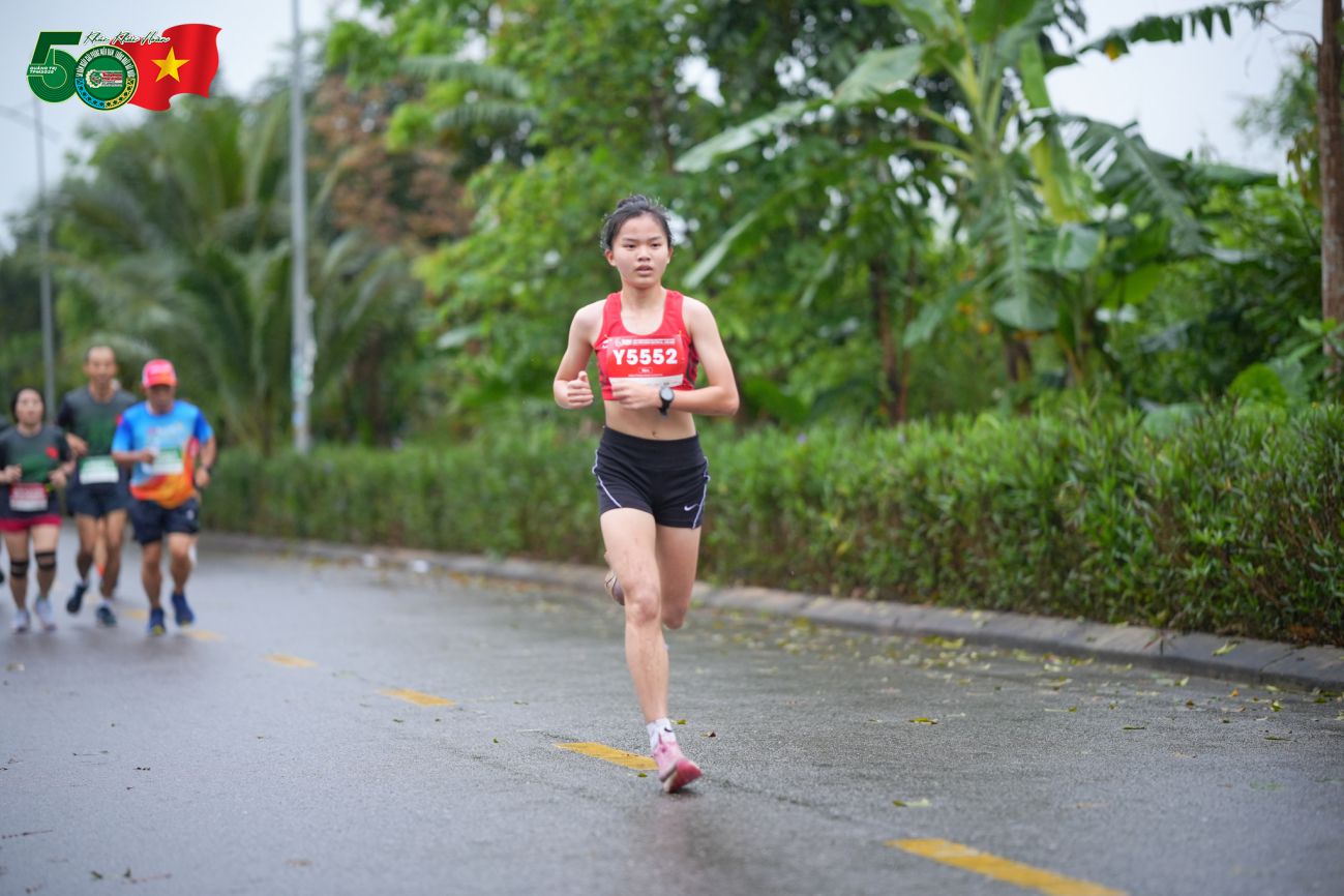 Quynh Nhu es la atleta que representa al atletismo vietnamita en los Juegos Asiaticos Juveniles de 2025. Foto: Tienphong Marathon
