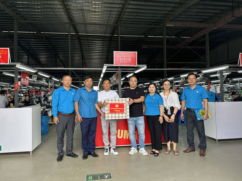 Doan cong tac cung da den tham, chuc mung lanh dao Cong ty TNHH Giay Ruian Viet Nam. Anh: Manh Hung  