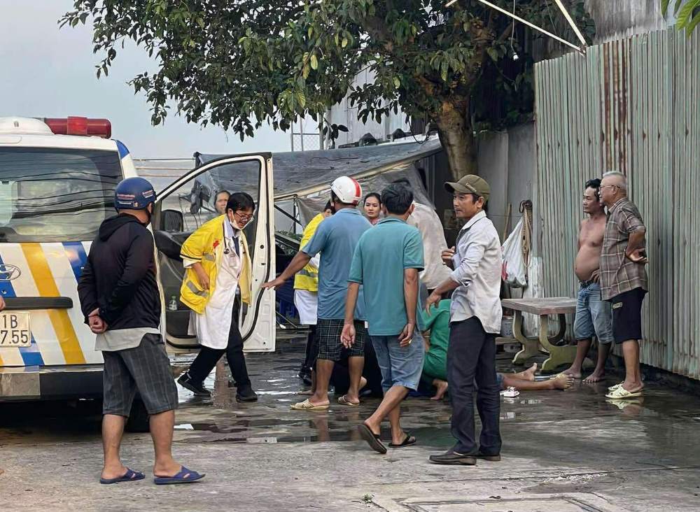 Suspected of being electrocuted, the man was in critical condition while washing his car in Ho Chi Minh City. Photo: Chinh Hoang