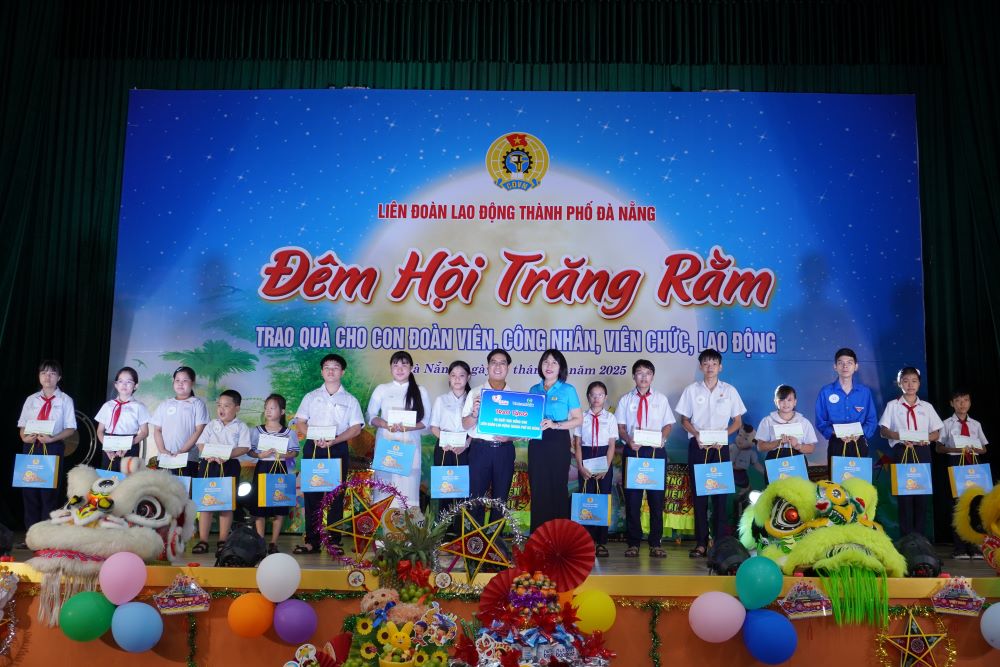 La Federation du travail de Da Nang a remis 50 bourses d'etudes d'une valeur de 1 million de dongs chacune a des enfants de membres syndicaux en difficulte qui ont surmonte les difficultes et sont bons eleves grace au financement du Fonds Tam long vang de la Confederation generale du travail du Vietnam. Photo : Tran Thi