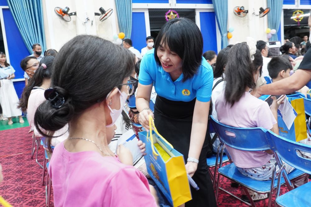 Ba Ho Thi Lan Huong - Pho Chu tich LDLD TP Da Nang tang qua cho con em nguoi lao dong. Anh: Tran Thi