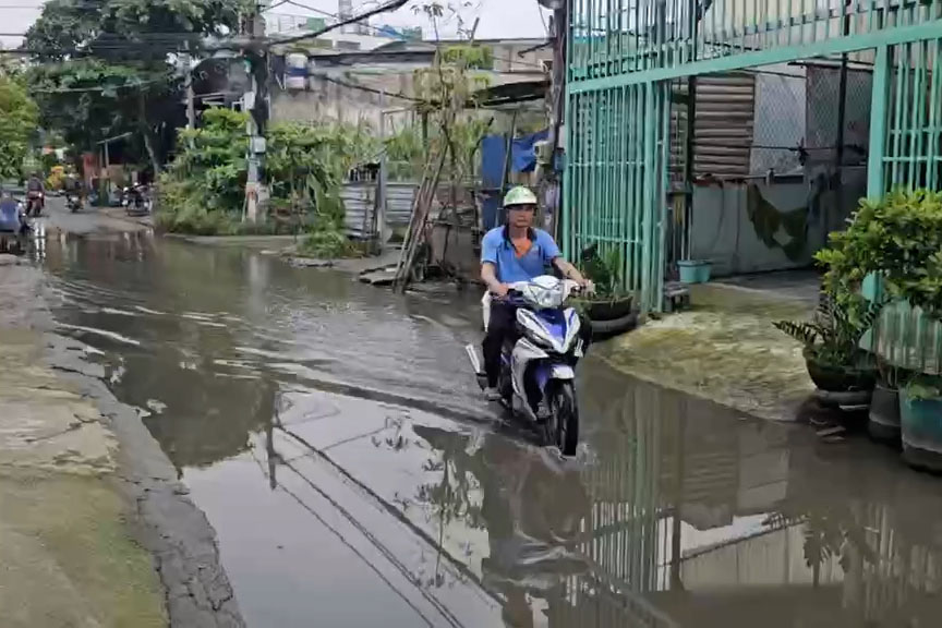 Ho Chi Minh City streets have been flooded for 2 consecutive months, people are miserable and live with flooding. Photo: Minh Tam