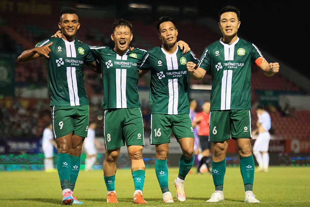 Minh Vuong (2nd from left) scored in Truong Tuoi Dong Nai's 4-1 victory over Phu Tho. Photo: Binh Le