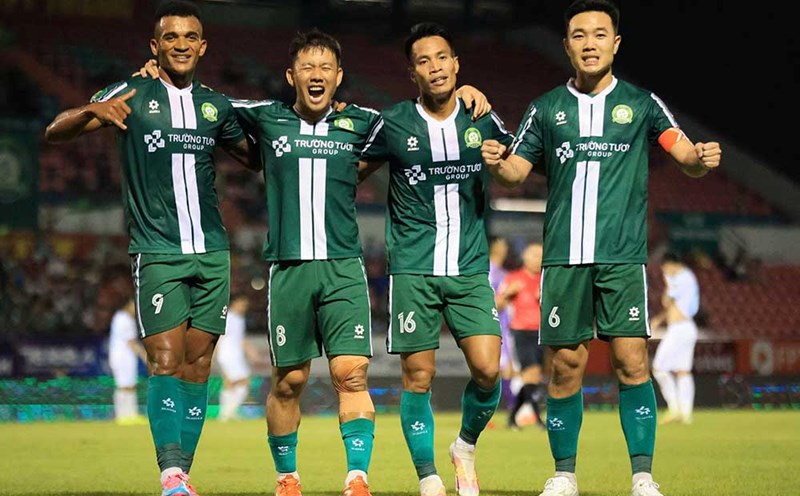 Minh Vuong (2nd from left) scored in Truong Tuoi Dong Nai's 4-1 victory over Phu Tho. Photo: Binh Le