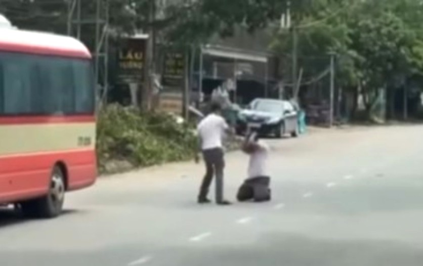 Un chauffeur de bus agresse et force a s'agenouiller au milieu de la route a Nghe An. Photo tiree d'un clip video