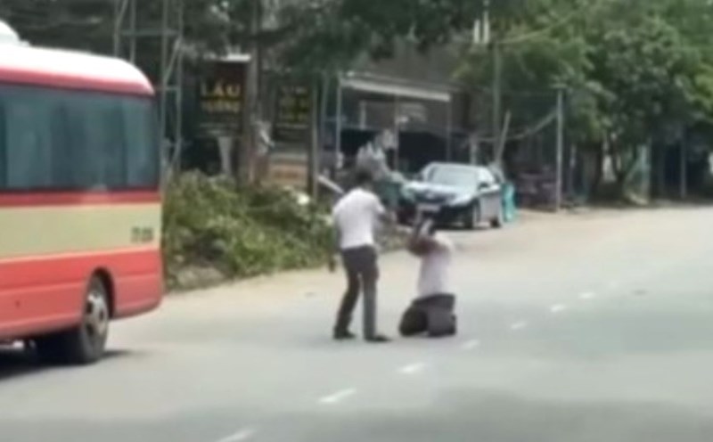 The bus driver was assaulted and caught kneeling in the middle of the road in Nghe An. Photo cut from video clip