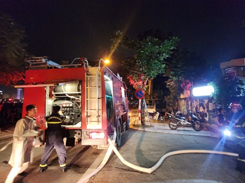 Controle rapide de l'incendie dans la rue Quang Khanh. Photo: Minh Hanh