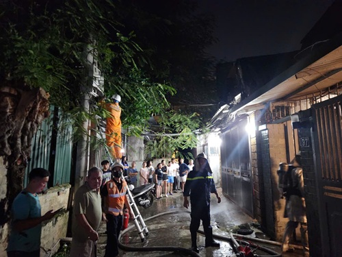 Dam chay duoc khong che sau hon 30 phut. Anh: Minh Hanh 