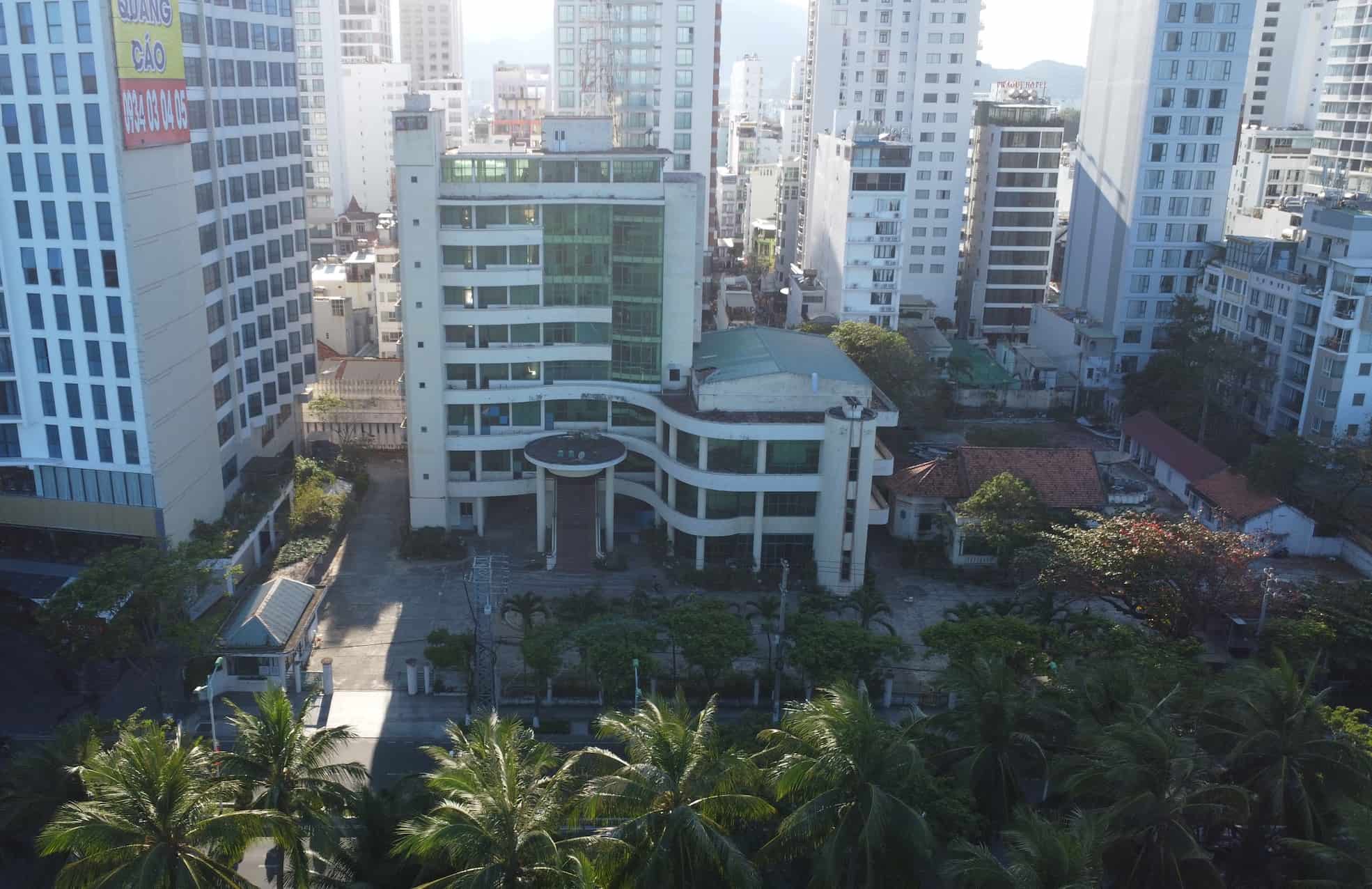 doc bo bien Nha Trang co mot so du an dat vang cung trong tinh trang bo hoang nhu khu dat ven bien rong 8.000 m2 cua Dai Phat thanh - Truyen hinh Khanh Hoa (70 Tran Phu). Anh: Huu Long