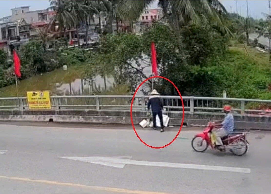 El Sr. B.V.Y tira basura a la calzada en la zona al pie del puente Chien Luoc. Foto: Policia de la ciudad de Hai Phong