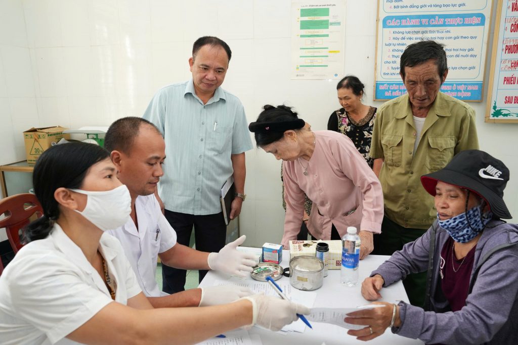 Health check-up for the elderly at Phu Thai Commune Health Station. Photo: CDC Hai Phong