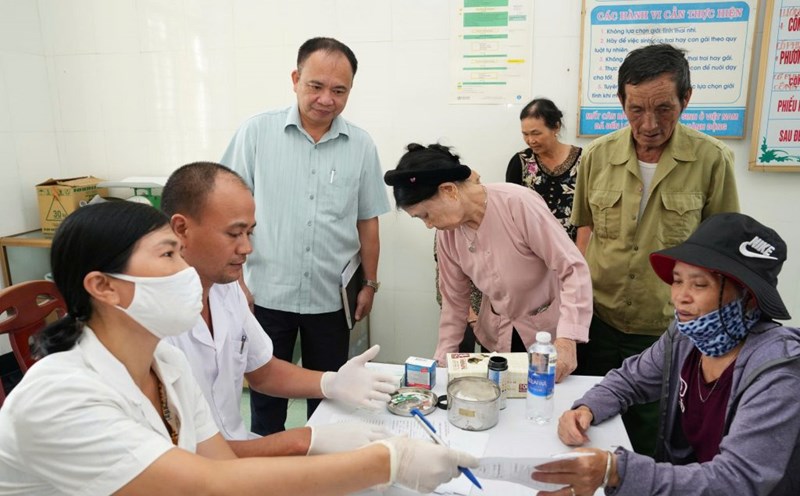 Health check-up for the elderly at Phu Thai Commune Health Station. Photo: CDC Hai Phong