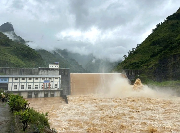 Temporarily suspend tourism activities on the Nho Que River due to rising flood waters. Photo: Ha Linh