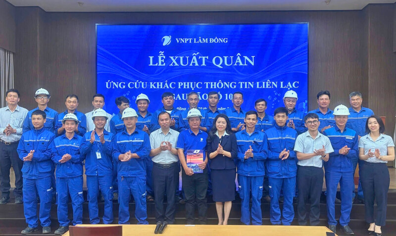 Mme Ngo Thuy Dan Phuong - Presidente du syndicat VNPT Lam Dong (au milieu) encourage les travailleurs avant de partir pour secourir et reparer l'infrastructure de telecommunications touchee par la tempete n° 10. Photo : Lam Duc
