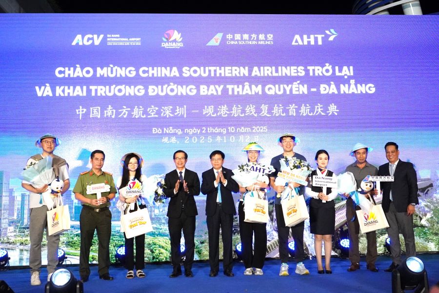 Trao tang qua cho hanh khach tren chuyen bay CZ8155 cua China Southern Airlines tu Tham Quyen da ha canh xuong San bay Quoc te Da Nang. Anh: Tran Thi