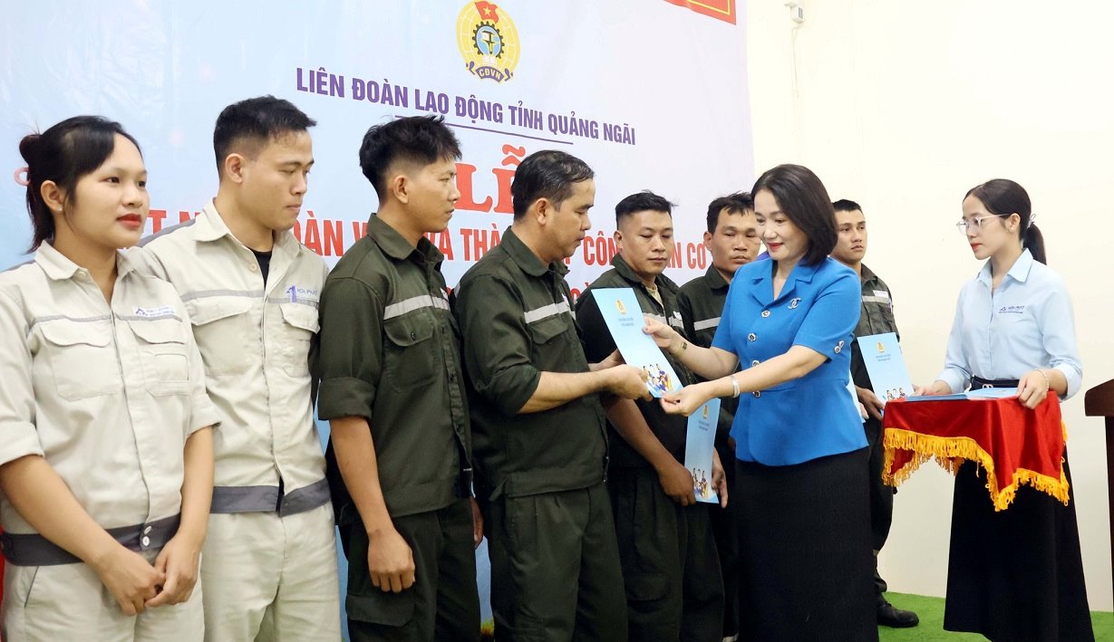 Mme Nguyen Thi Anh Lan - Presidente de la Federation du travail de la province de Quang Ngai - remet les decisions d'admission syndicale aux employes travaillant a la societe Hoa Phat Dung Quat Manufacturing Equipment Co. Ltd. Photo : Syndicat de Quang Ngai