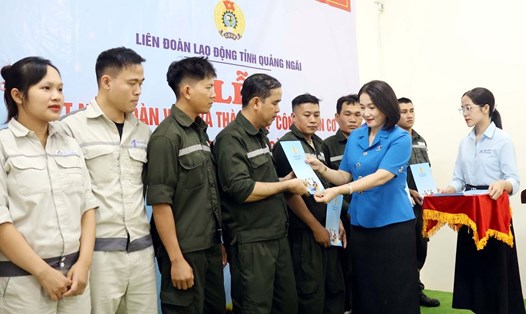 Bà Nguyễn Thị Ánh Lan - Chủ tịch Liên đoàn Lao động tỉnh Quảng Ngãi - trao các quyết định kết nạp đoàn viên cho người lao động đang làm việc tại Công ty TNHH Chế tạo thiết bị Hòa Phát Dung Quất. Ảnh: Công đoàn Quảng Ngãi