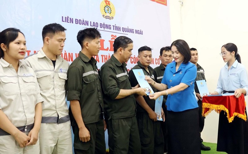 Ms. Nguyen Thi Anh Lan - President of the Quang Ngai Provincial Federation of Labor - presented decisions on admitting union members to workers working at Hoa Phat Dung Quat Equipment Manufacturing Company Limited. Photo: Quang Ngai Trade Union