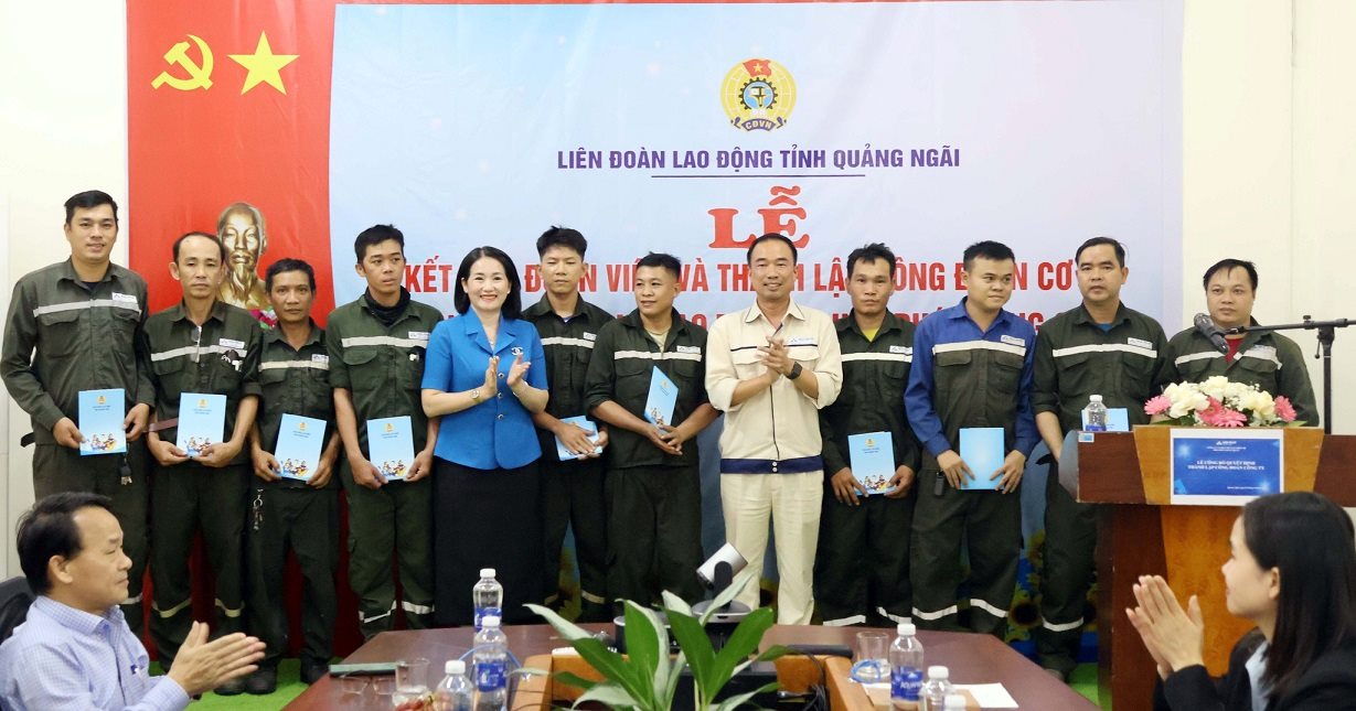 Lien doan Lao dong tinh Quang Ngai ket nap 425 cong nhan, lao dong dang lam viec tai Cong ty TNHH Che tao thiet bi Hoa Phat Dung Quat vao to chuc Cong doan Viet Nam. Anh: Cong doan Quang Ngai